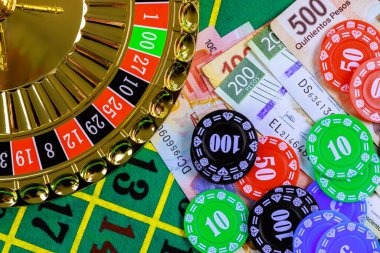 Studio live French Roulette aezakmi menampilkan dealer profesional di belakang roda roulette fisik dengan kamera multi-sudut